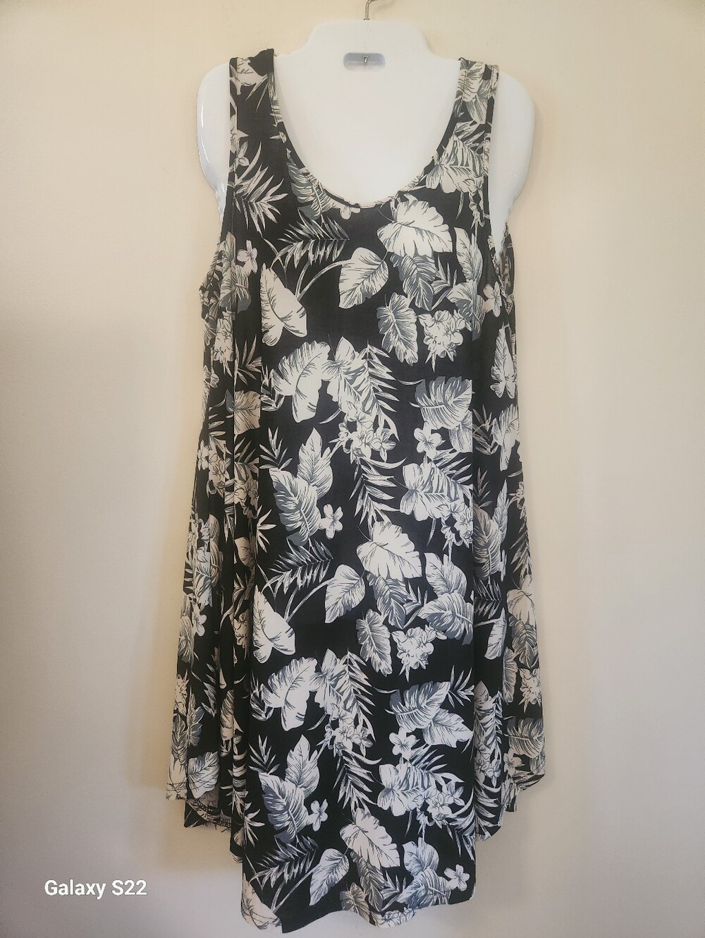 Black and White Tropical Print Sleeveless Dress